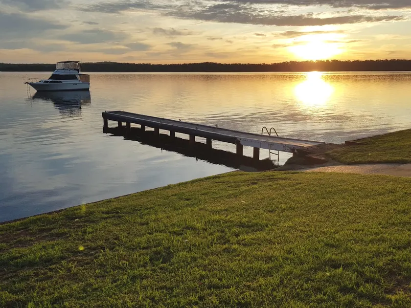 Absolute water front with private jetty!! Sunshine Cottage on Lake Macquarie - Image 1