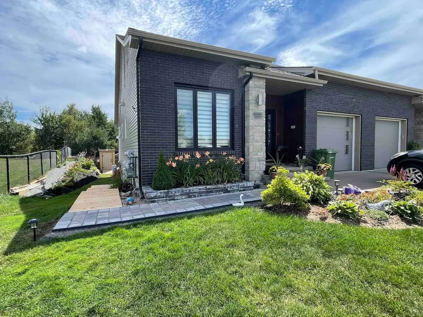 2 bedroom unit with backyard oasis - Image 1