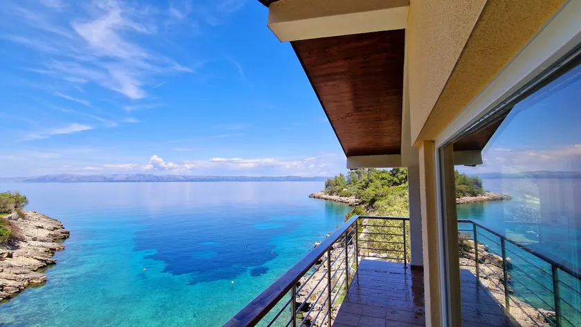 Remote beach house, just above the sea. - Image 1