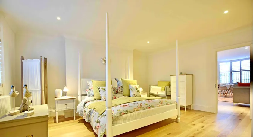 BRIGHTON BEACH APARTMENT Parking Free On-site EV - Image 1