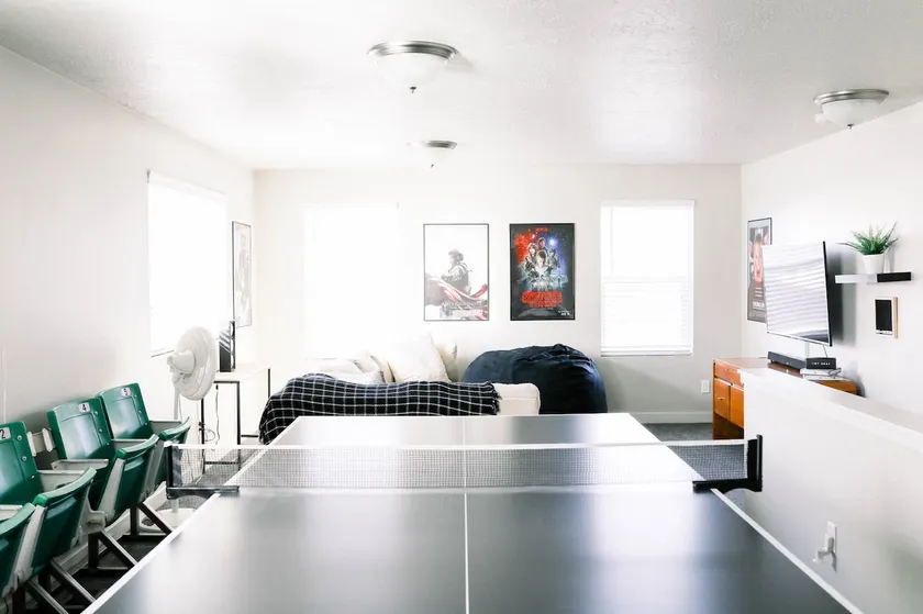 Modern Home: Pool/Ping-Pong table+every TV channel - Image 1