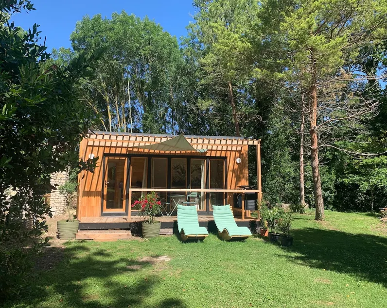 Cozy cottage in a park with pool - Image 1