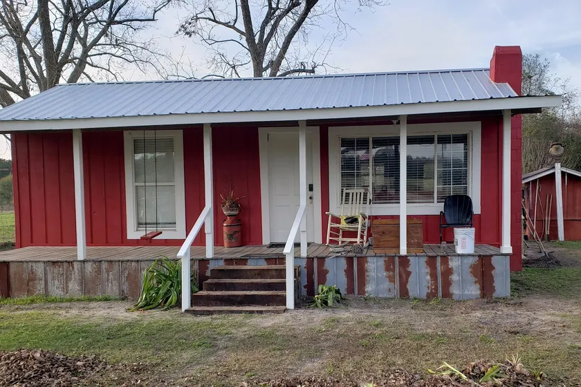 Lil' Red Cabin in Historic Fitzgerald, Georgia - Image 1