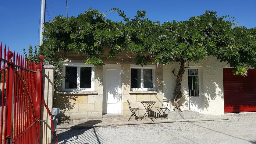Between BORDEAUX and SAINT-ÉMILION - Image 1