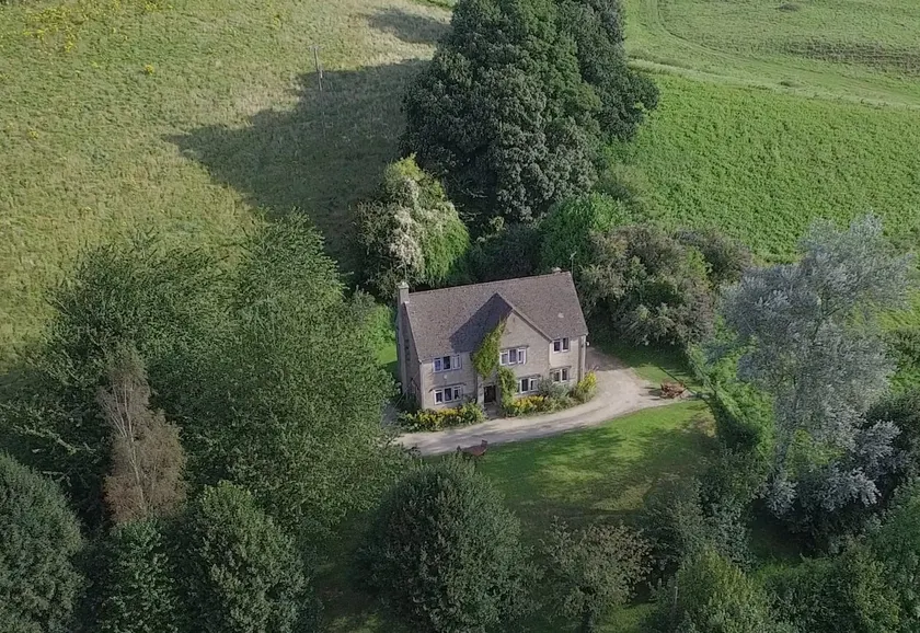 Large Cotswold farmhouse with panoramic views - Image 1