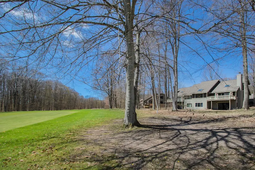 The Ski & Tee - 5 bdrm condo on 18th fairway & steps from ski trail - Image 1