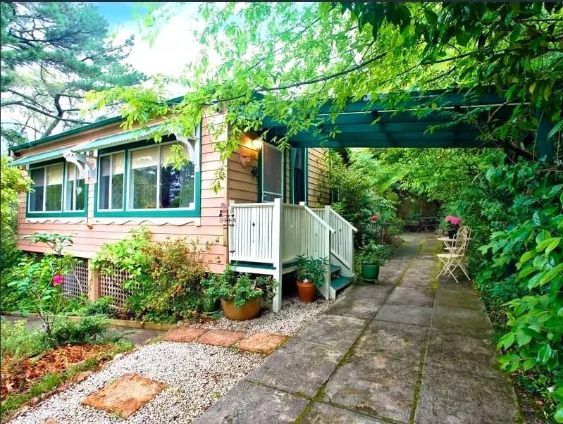 Kirschbaum-Hütte | Altweltliche Hütte, 3 Schlafzimmer, Klimaanlage, Kamin, Bad, Garten - Image 1
