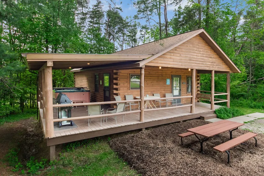 Close to parks, Hot Tub & Fire Pit, Onsite Trails - Image 1