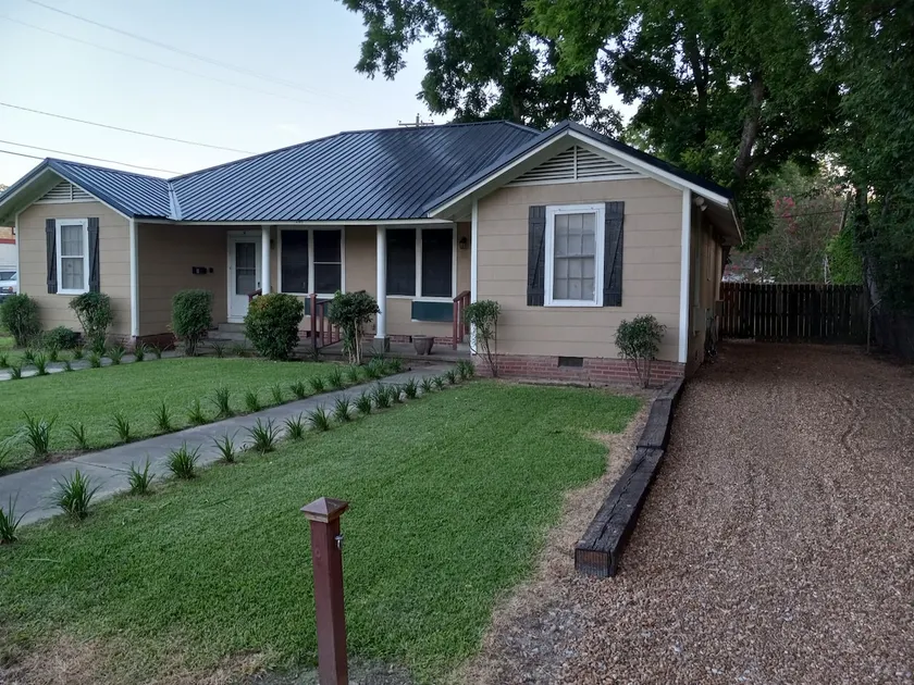Apt B Cheerful 2 bedroom house w/indoor fireplace! - Image 1