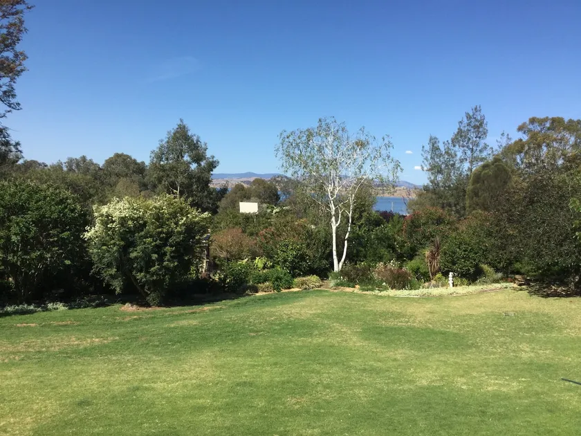 Beautiful Views of Lake Hume. Spacious and cosy - Image 1