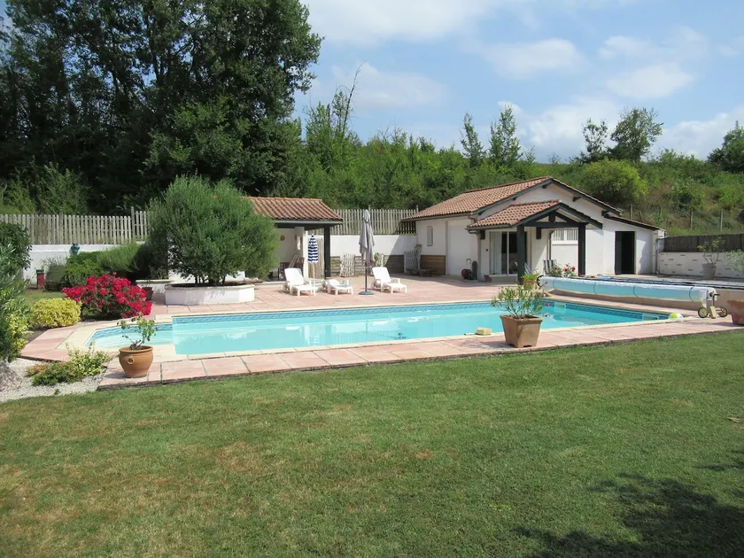 Chalet with pool & garden near town centre - Image 1