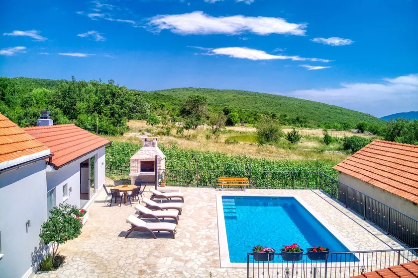 Holiday home with private pool for 6 - Image 1