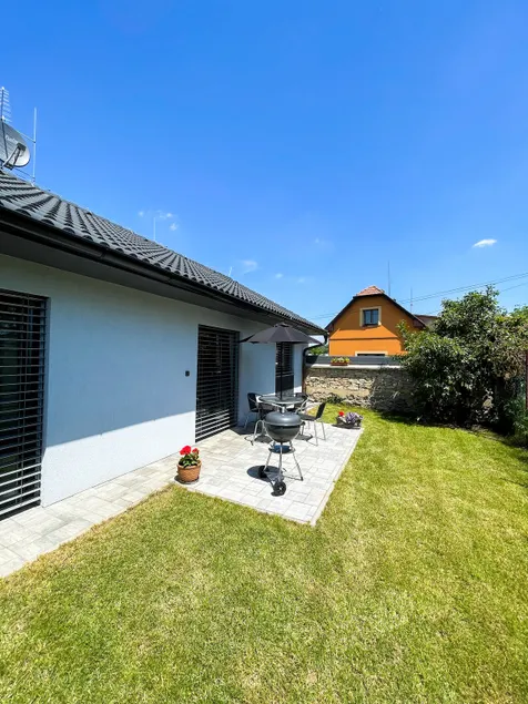 Unique house with garden and modern amenities - Image 1