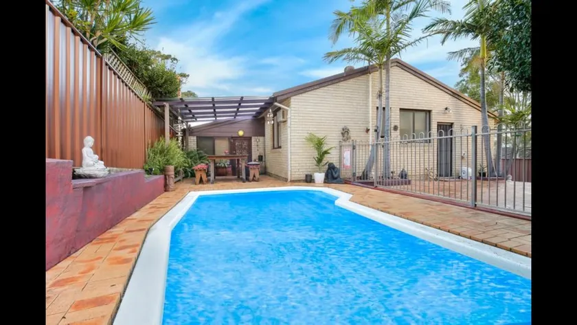 Entire Detached Property with Pool - Image 1