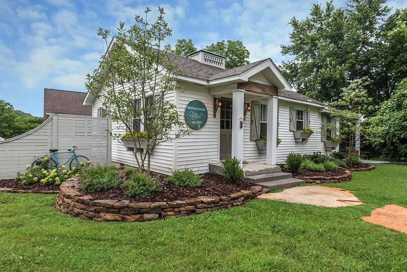 Benton House | Cozy Farmhouse |Convenient Location - Image 1