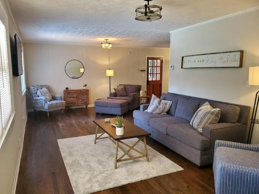 Convenient 3 Bedroom / 2 Bath house - Image 1
