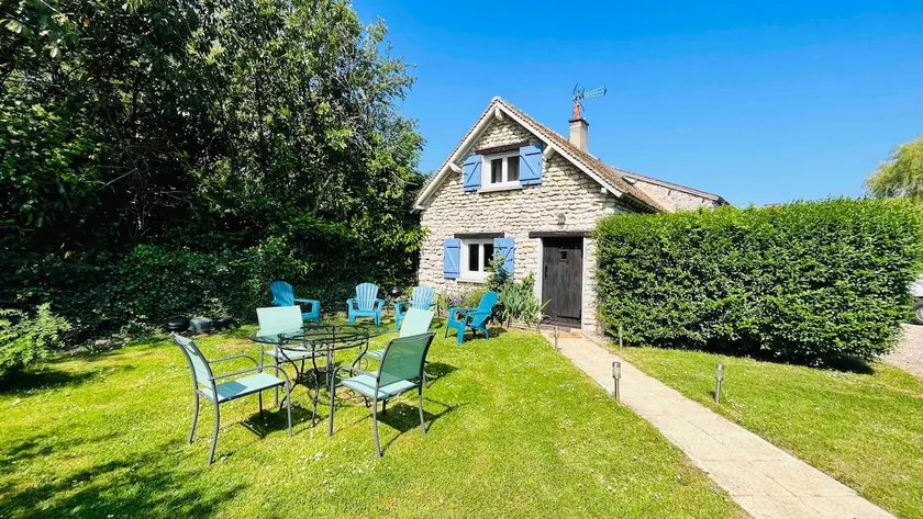 Charming fully equipped house with garden - Image 1