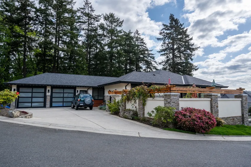 Private suite near U Vic and Cadboro Bay Beach. - Image 1