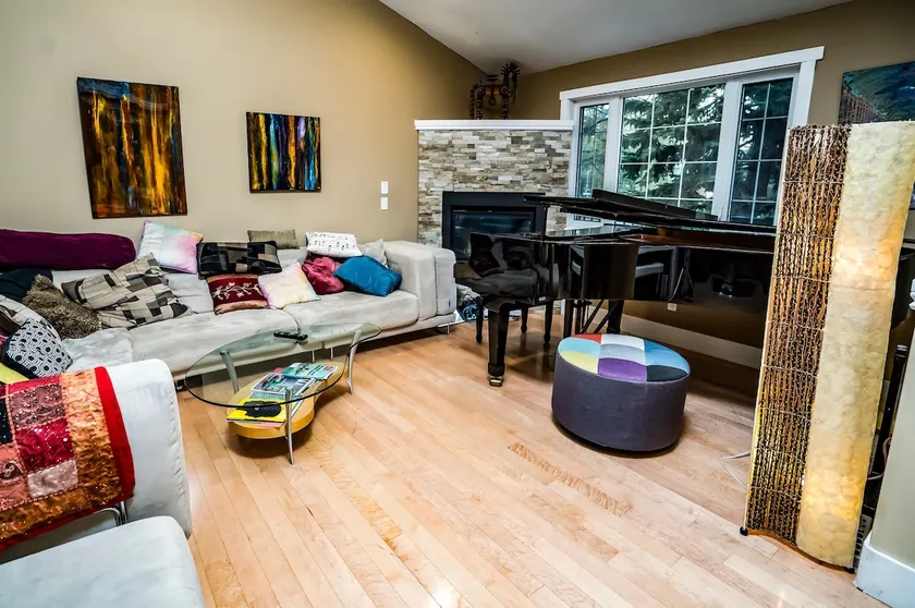ArtsyCentral 4King BR Home w/AC Hot Tub, Fenced yd - Image 1