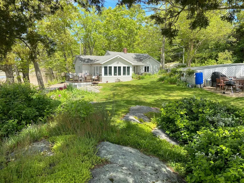 Scenic Mulberry Point Connecticut Beach House - Image 1