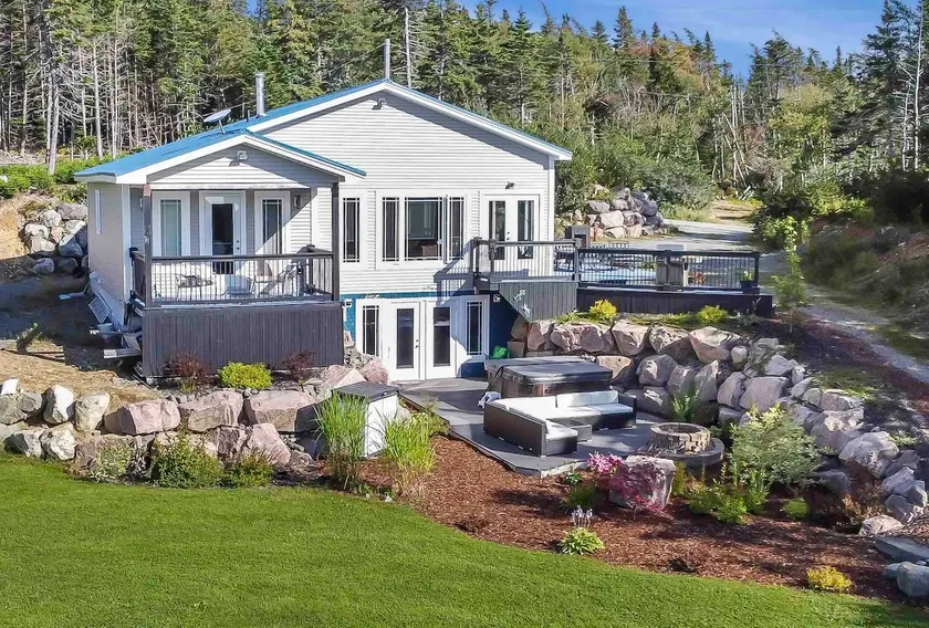 Lakefront Chalet w Hot Tub, Sauna, Pool Table - Image 1