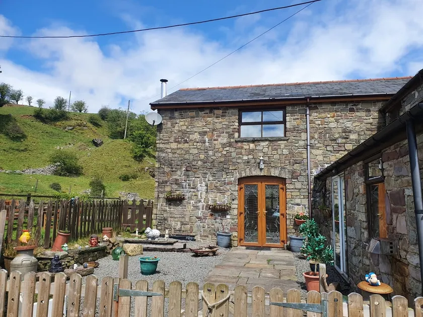 Cwm Farm Cwtch Farm Cottage Brecon Beacons - Image 1