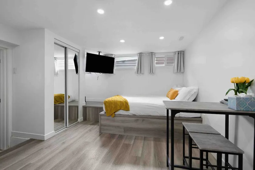 Modern Niagara studio - Image 1