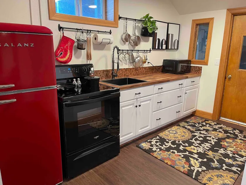 Cozy, charming basement on the west side - Image 1