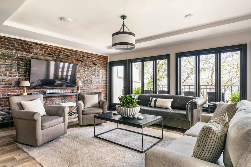 Cassius Quarters@The713! Downtown, large, upscale suite w/private balcony - Image 1