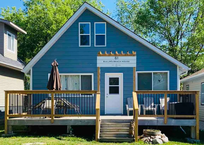 Bright & Blue Grand Beach beach house! - Image 1
