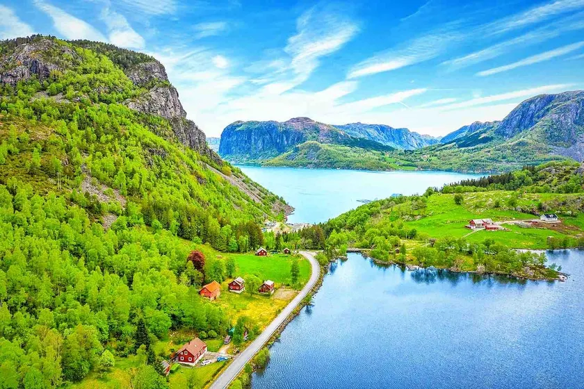 Idyllic cabin located between fjords and mountains - Image 1