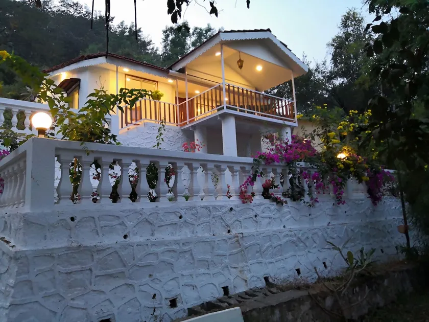 WhiteHouse Home Stay (Daffodils)By Oxystays - Image 1