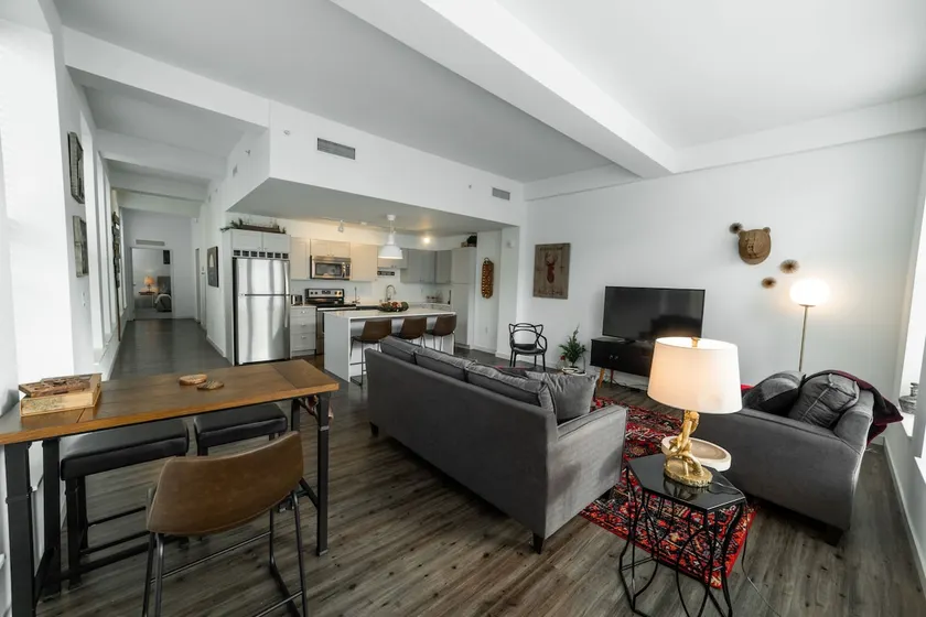 Big 2 bedroom/king beds/Corner Unit/ + parking - Image 1