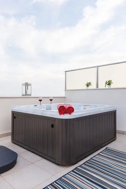 Bubbles Penthouse with Jacuzzi - Image 1