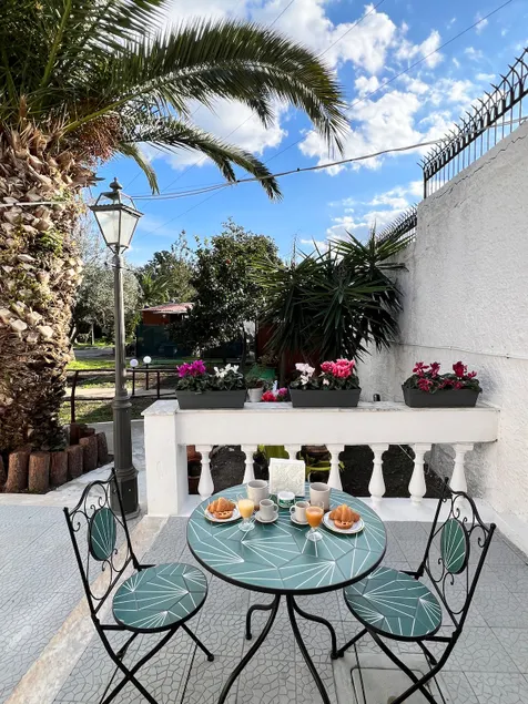 Independent accommodation with terrace and parking - Image 1