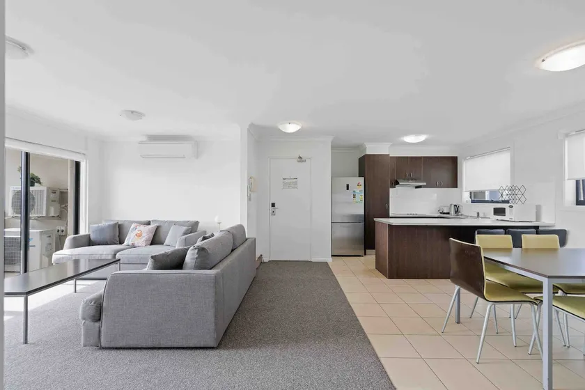 Main Street apartment in Cowes with linen - Image 1