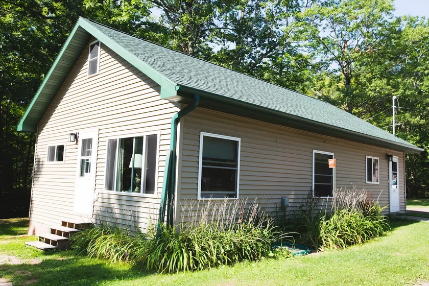Charming Lakefront Cottage in Ashland, WI - Image 1
