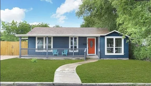 Stylish 4 Br2Ba Renovated Home Near Downtown - Image 1