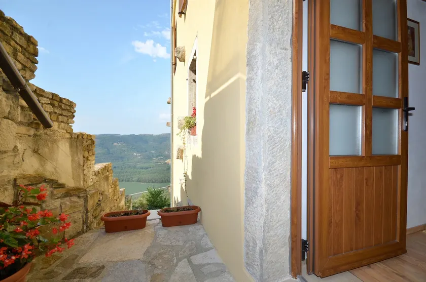 Spacious Apt with Stunning View in the Centre - Image 1