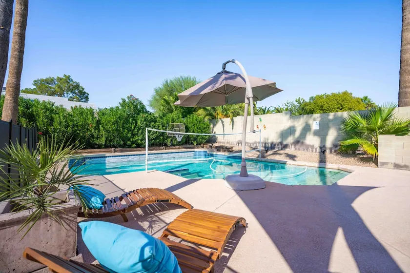 Oasis Phoenix Private Pool, HOT TUB, Corn Hole, BBQ, Fire Pit and Games - Image 1