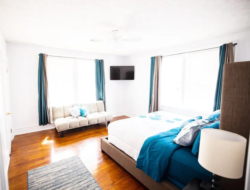Cozy 2 BR, Sleeps 6, Fast WiFi, 5mins to Downtown - Image 1