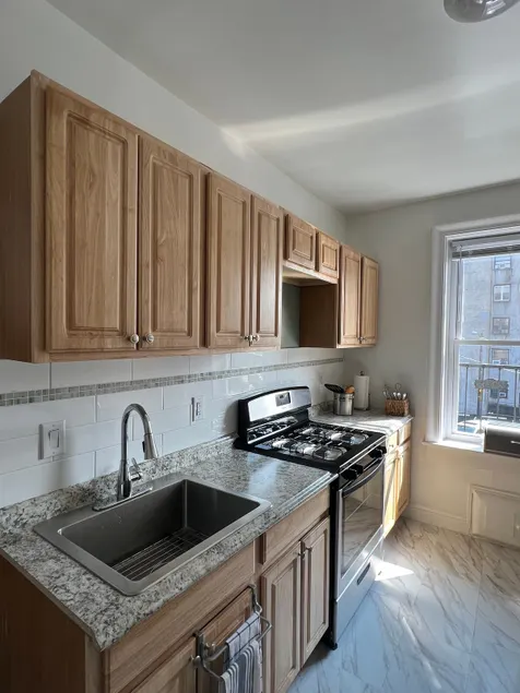 Fully renovated condo in West New York - Image 1
