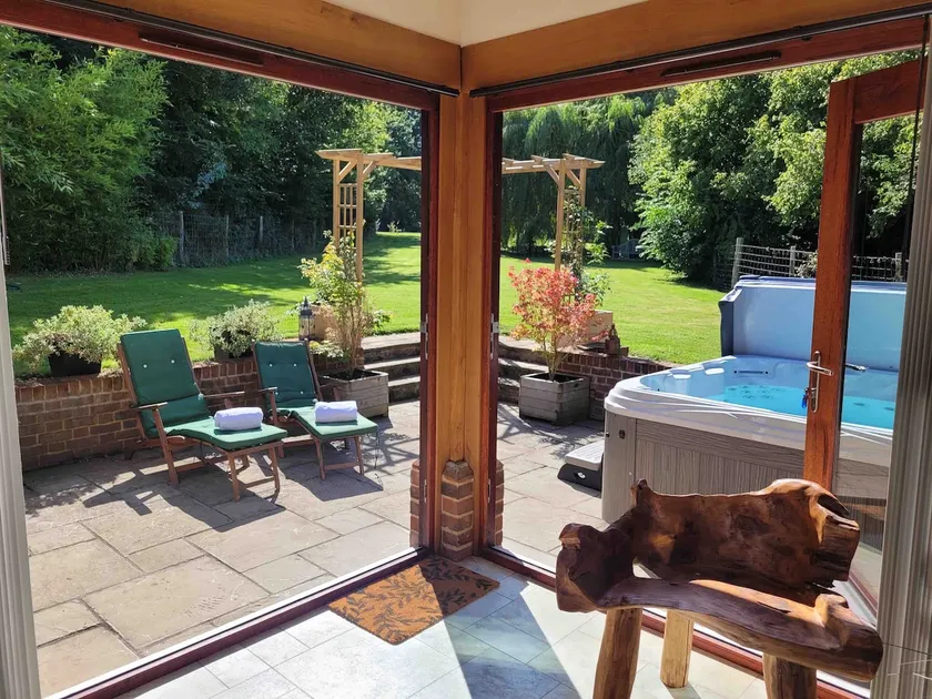 Entire Guest House with Hot Tub in mid Suffolk - Image 1
