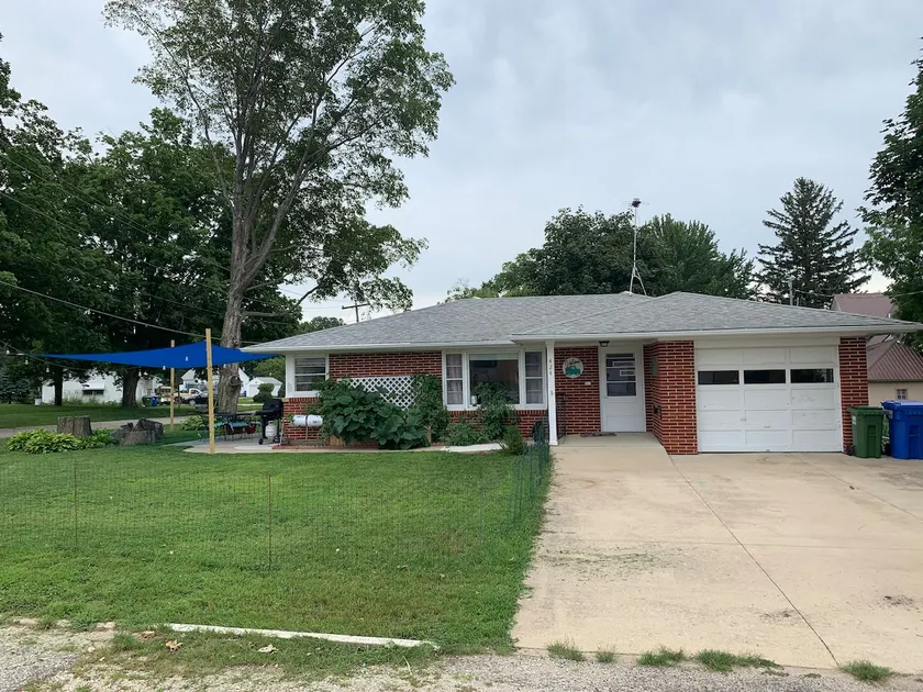 Cozy 2 bedroom brick bungalow in a lake town. - Image 1
