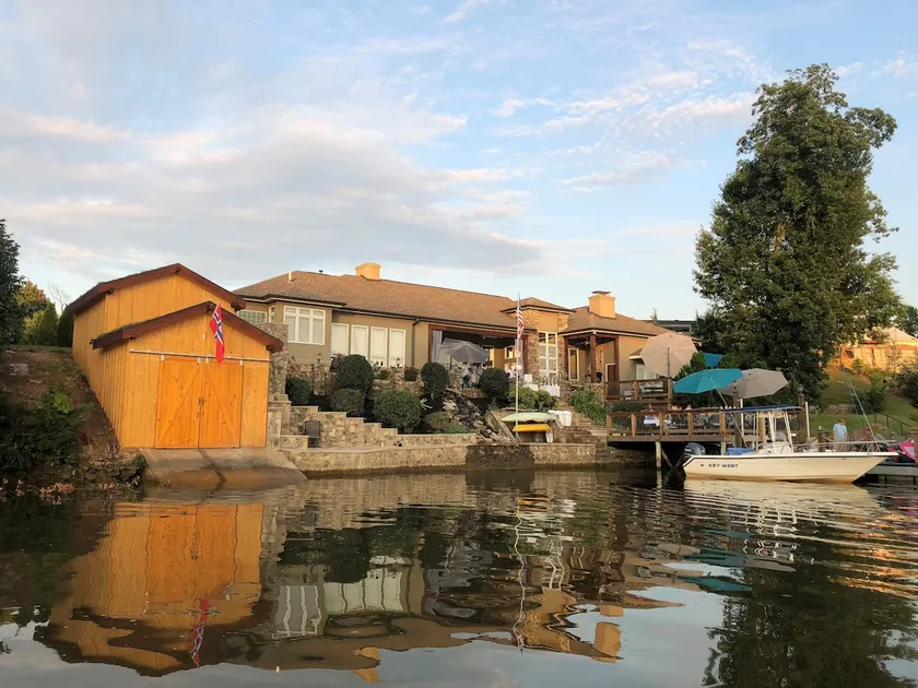 Lake Living - Apartment with a View - Image 1