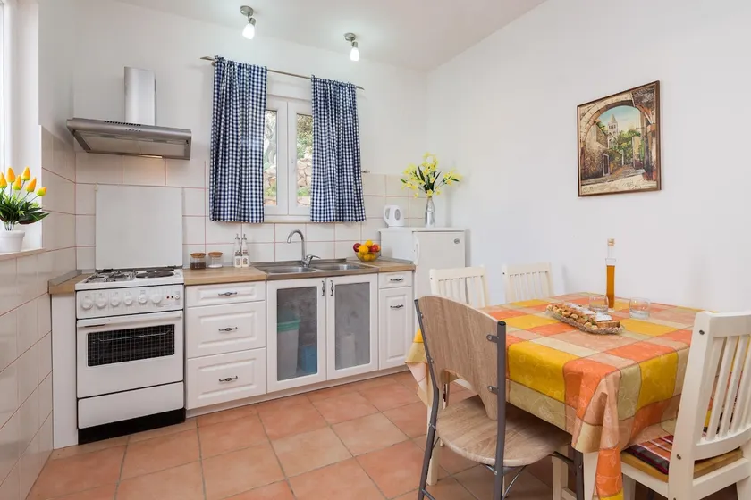 A2 modern apartment with garden, 80m from beach - Image 1