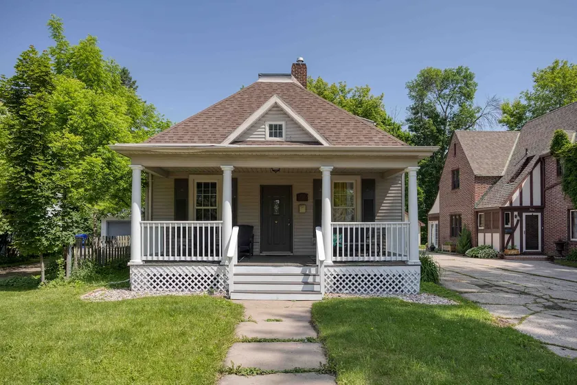 ♥ Cozy historic 3BR w/ bridge view! Sleeps 7 ♥ - Image 1
