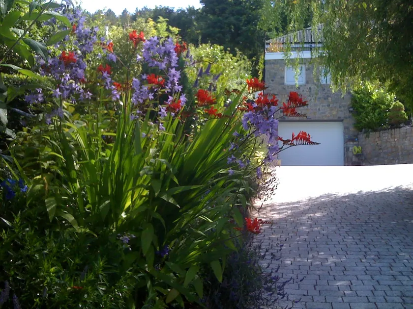 Self-Contained Studio Apartment in Scenic Location - Image 1