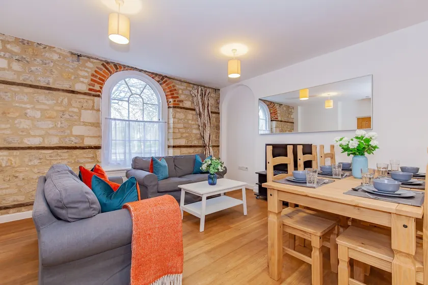Unique and quirky central apartment with parking - Image 1