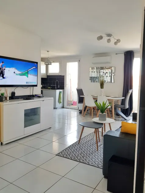 Bright 4th floor apartment near beaches - Image 1